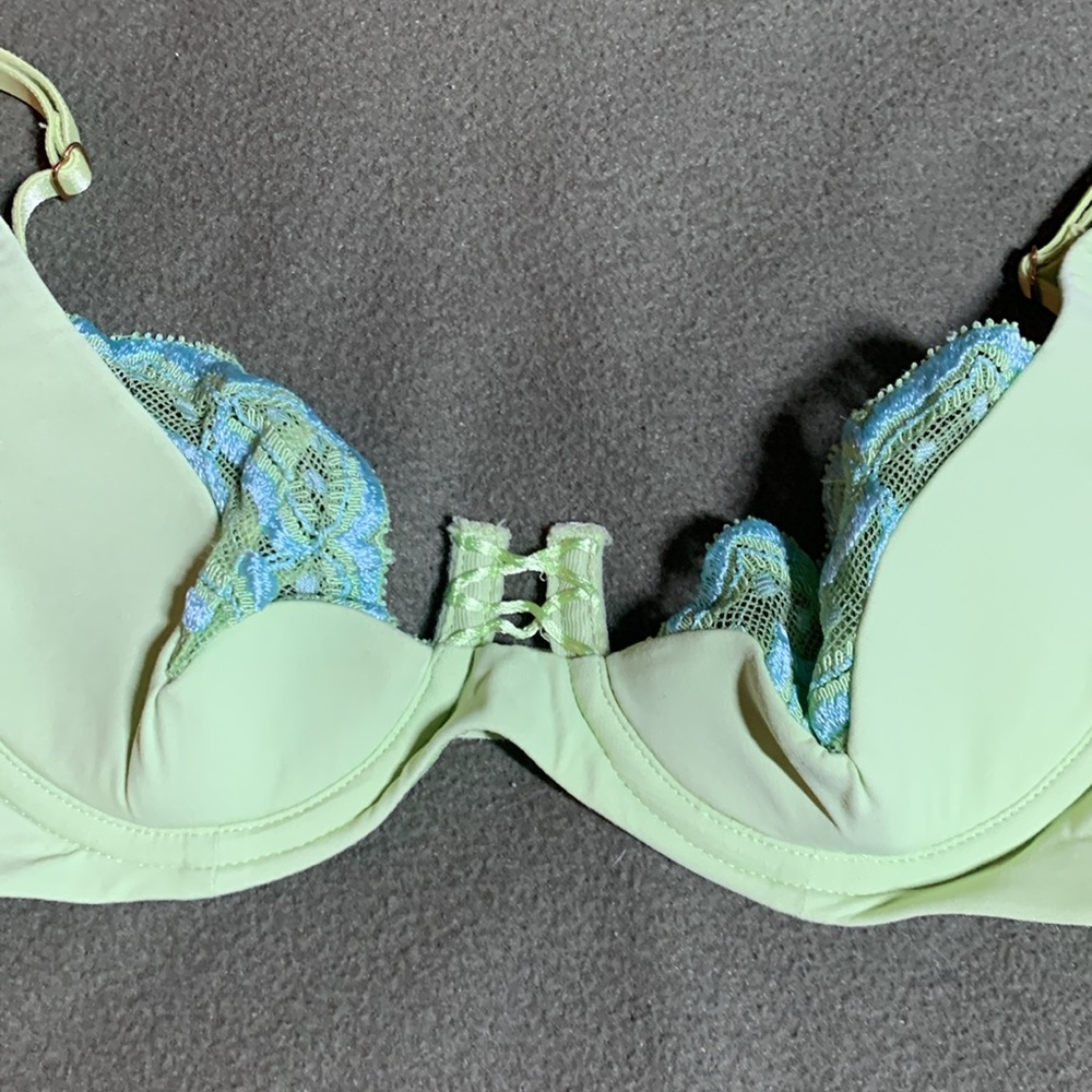 Victoria’s Secret Very Sexy green bra with lace details.  Size 34A - Picture 3 of 7